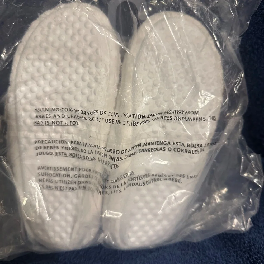 FAO Schwarz Girls Debossed Slide Slippers White M 2-3
